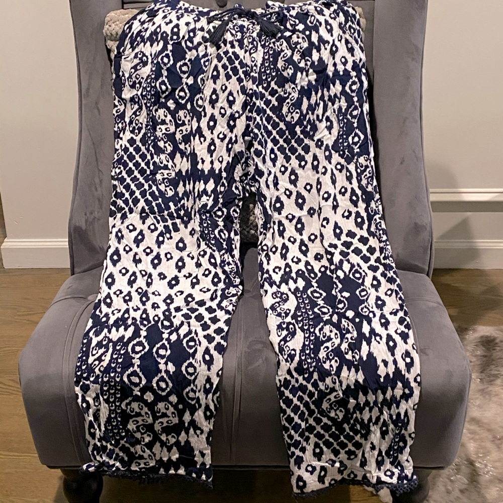 Brand NEW wide leg pants in navy blue and white!